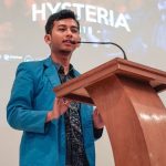 Mereka Sibuk Menghitung Langkah Ayam